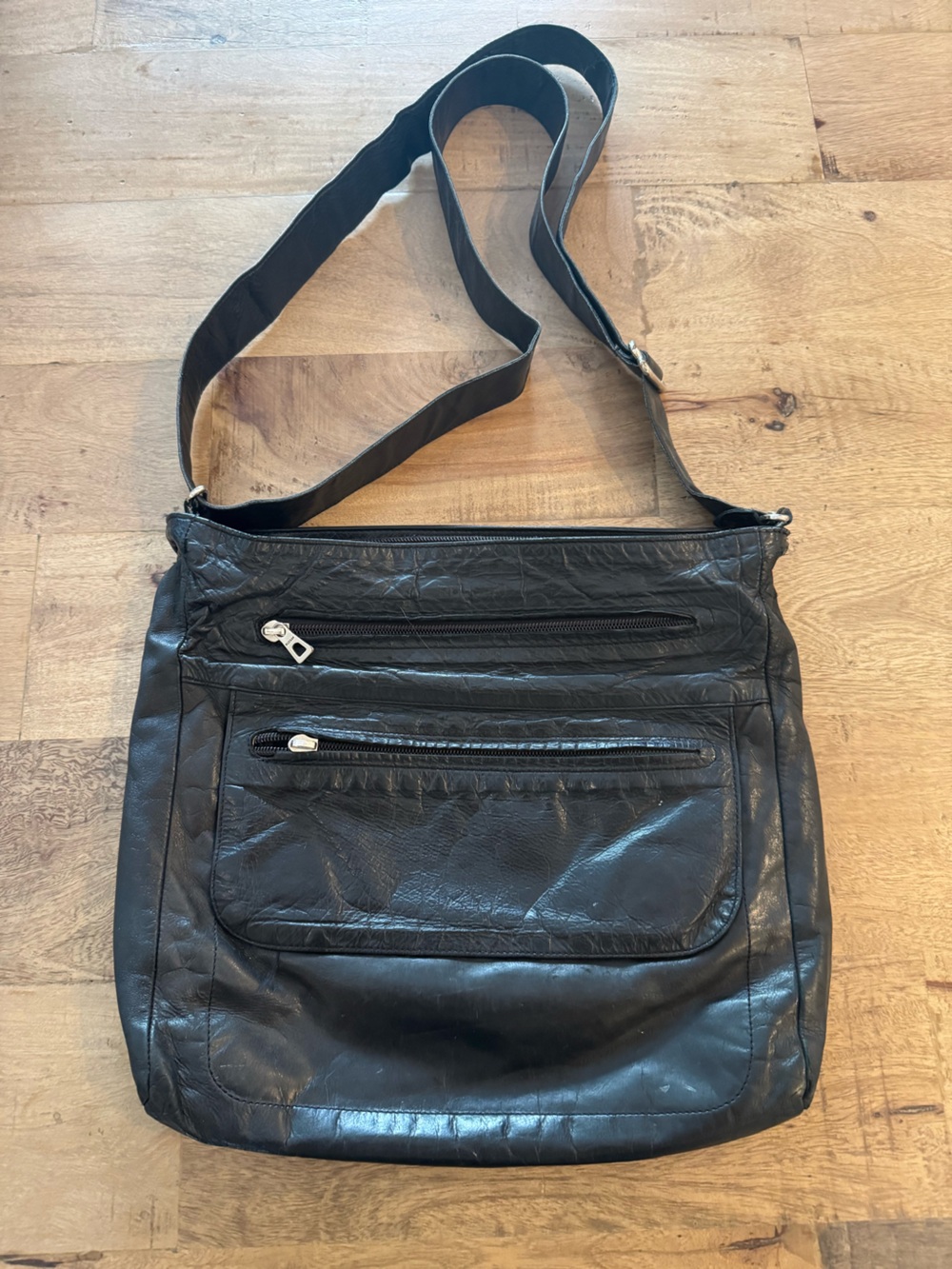 RUDSAK Black pebble soft Leather Messenger Crossbody Purse Handbag